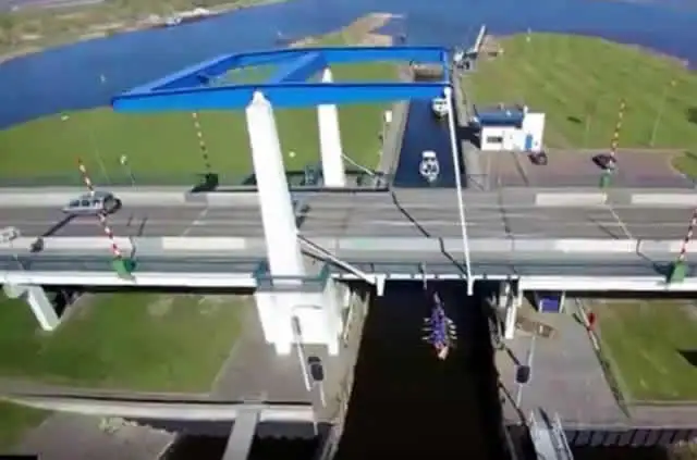 Foto van een brug met boten op het water