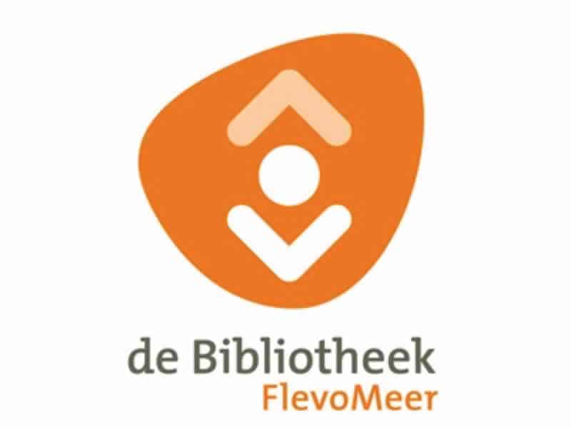 Expositie zelfgemaakte tegeltjes van RSG leerlingen in FlevoMeer Bibliotheek.