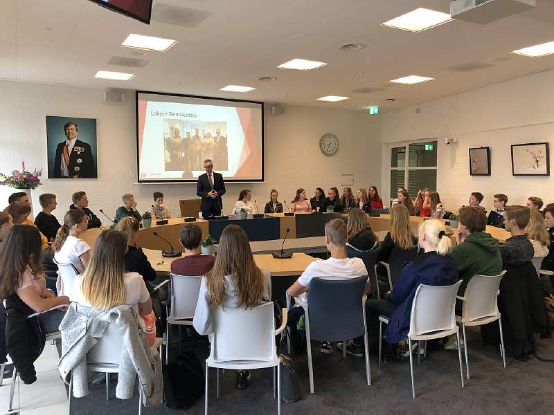 Derde klassers RSG Levant bezoeken gemeentehuis