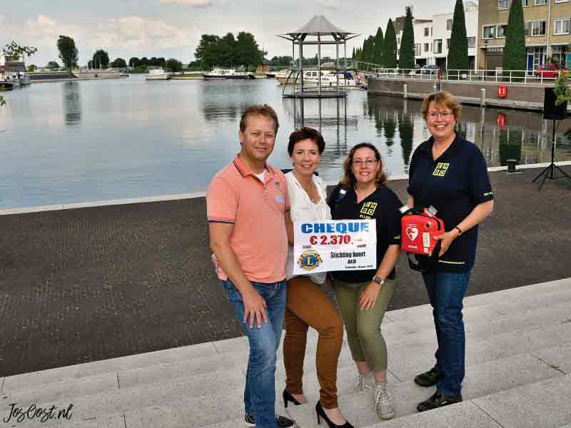 Cheques voor Kindersleutels AED en nog een aantal goede doelen