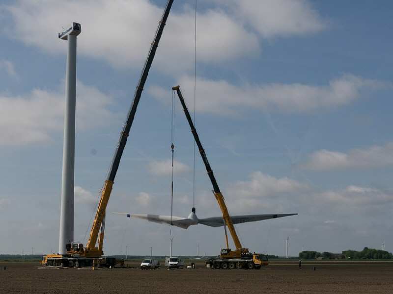 Eerste windmolen afgebroken voor Windpark Zeewolde