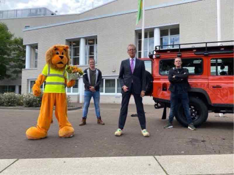 Burgemeester verrast met Zeewolder Klompen