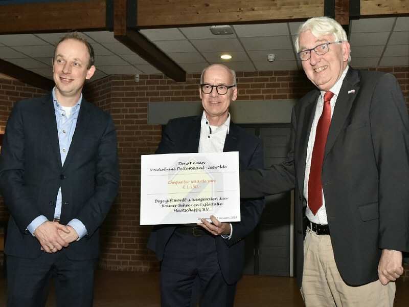 Cheque voor Voedselbank Zeewolde