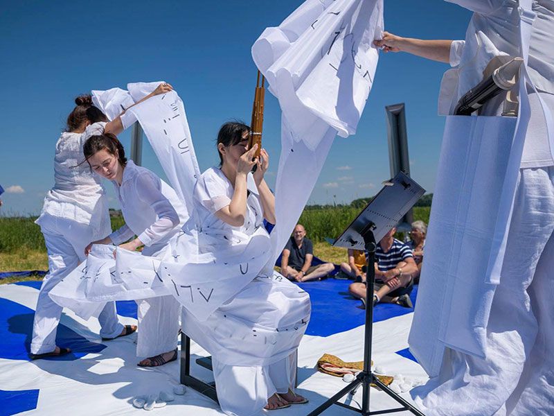 Openluchtconcert in landschapskunstwerk Aardzee