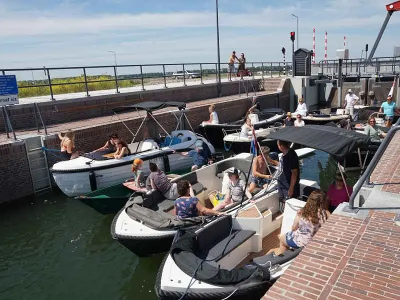 De Spieghelsluis met ongeveer 9 bootjes op hoge waterstand