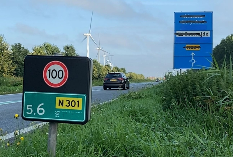 Vos schiet automobilisten te hulp