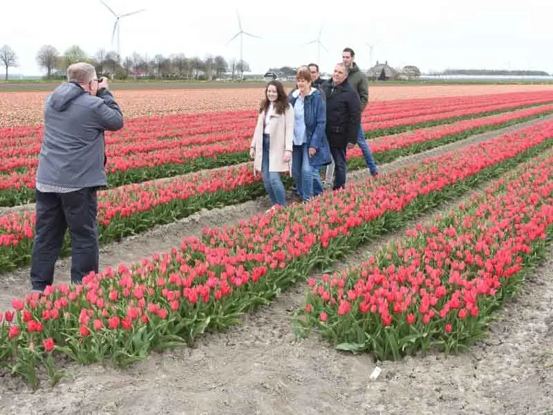Fotoshoot winnaars Paasrebus in de tulpen