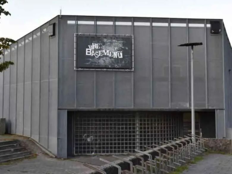 Man springt van The Basement