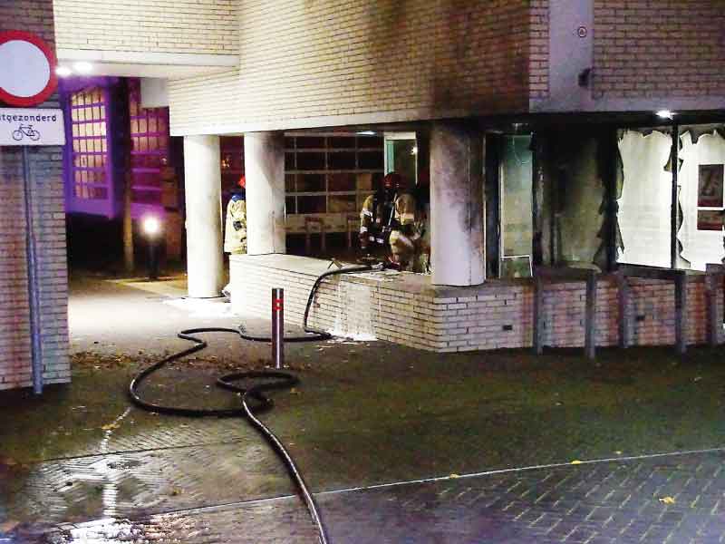 Zwaar vuurwerk vernielt traverse gemeentehuis