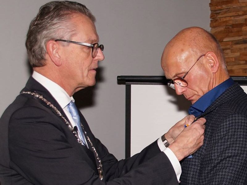 Adrie Henkes ridder in de orde van Oranje Nassau