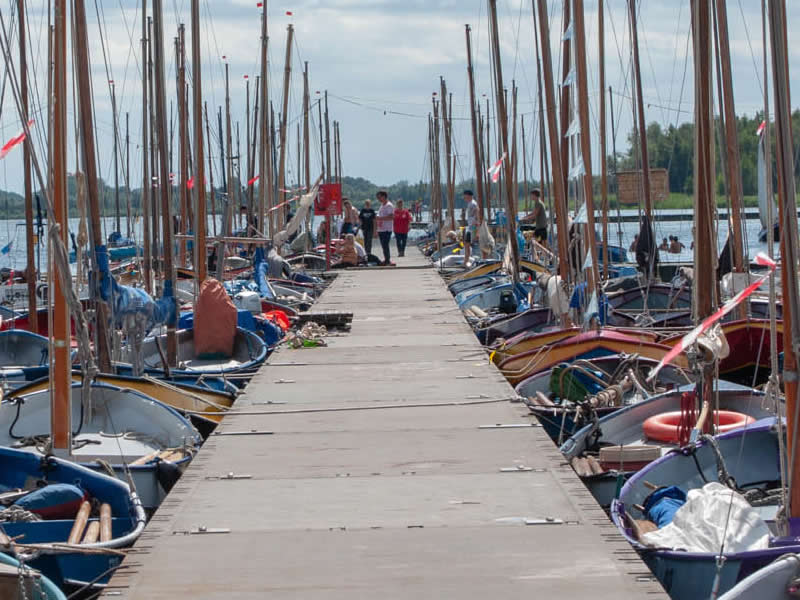 Gezellige drukte bij de bezoekersdag van Nawaka op scoutinglandgoed Zeewolde