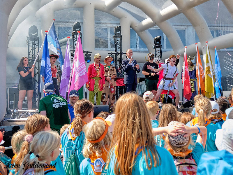 Feestelijke opening van waterkamp Nawaka op raadhuisplein in Zeewolde