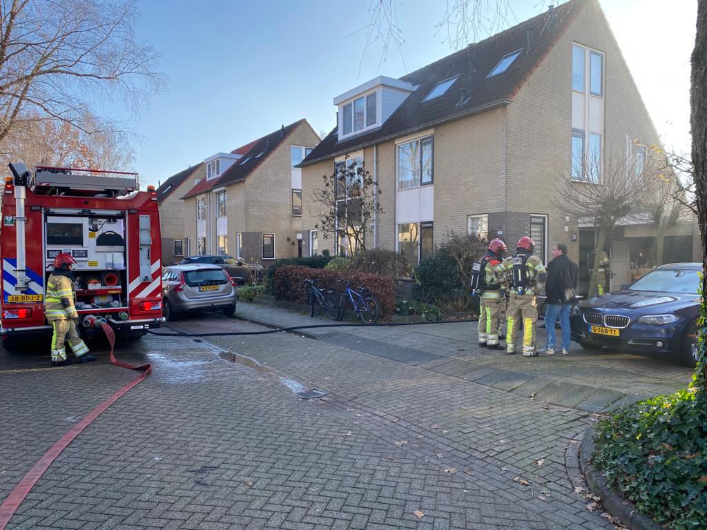Hulpdiensten in actie na kortsluiting in garage