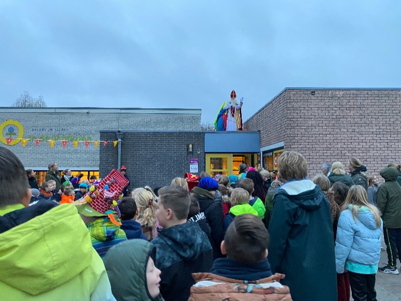 Sinterklaas landt op dak In de Lichtkring