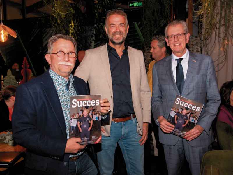 Eerste exemplaar Succes Magazine 2023 voor burgemeester