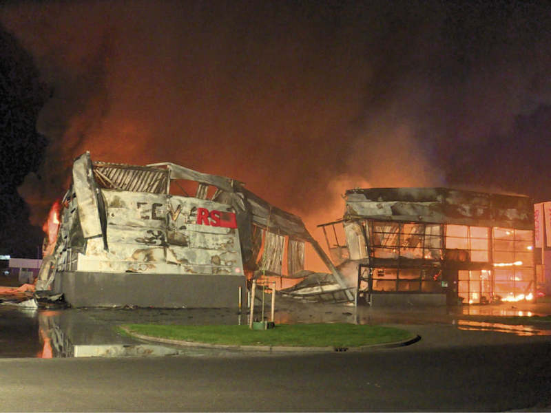 Grote brand verwoest mechanisatiebedrijf 
