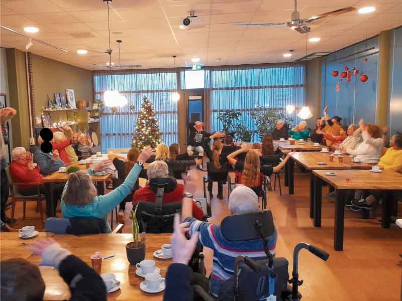 Bewoners Coloriet de Sfinx dansen met dansschool UDX