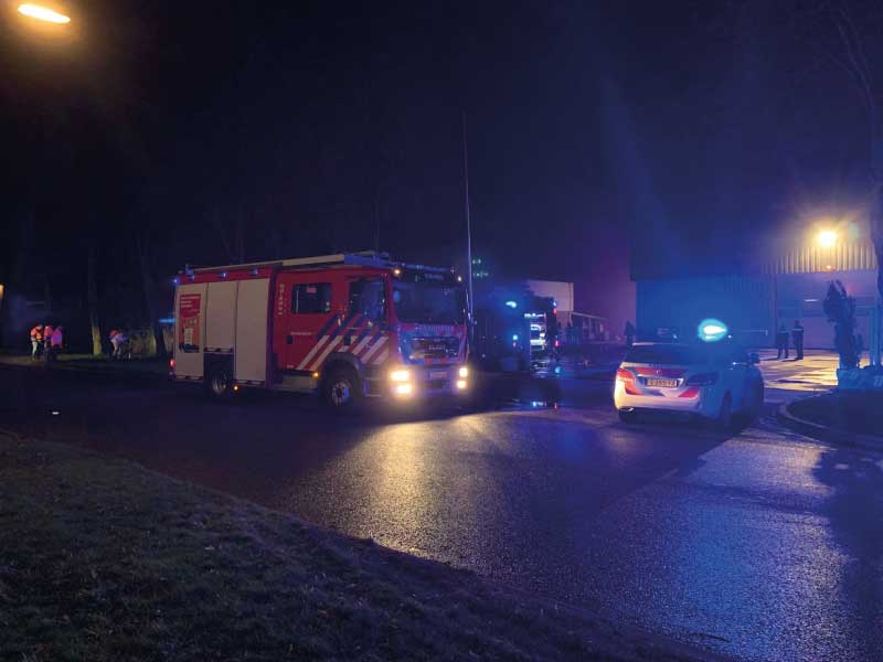 Vrachtwagens in brand aan Oogstweg Zeewolde