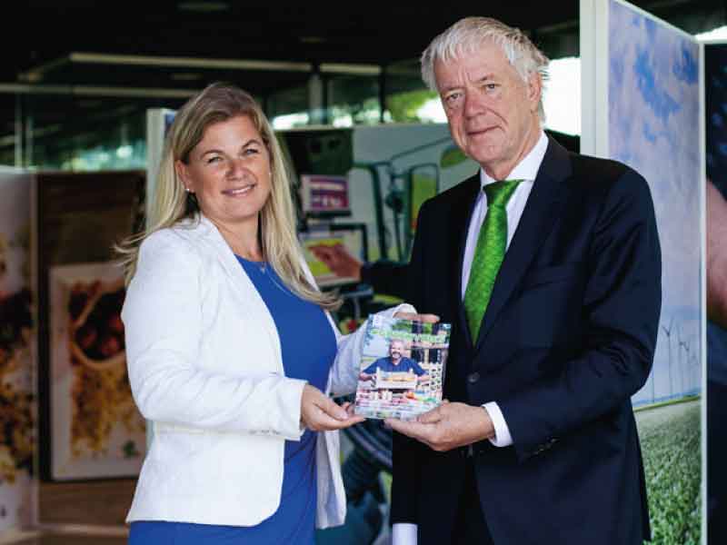 Eerste exemplaar #GreenVibes magazine vol inspiratie overhandigd