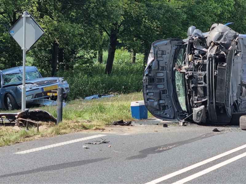 Bestelbus gekanteld na ongeluk op Spiekweg 