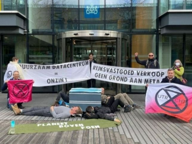 Activisten blokkeren ingang Rijksvastgoedbedrijf om datacenter Meta