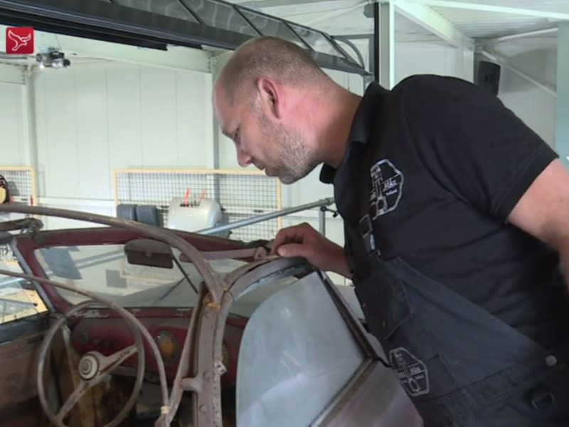 Talentvolle jeugd met achterstand restaureert klassieke auto's