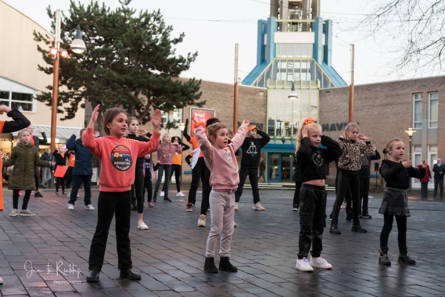 Zeewolde kleurt oranje  in campagne tegen geweld tegen vrouwen en meisjes