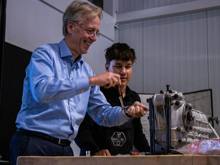 Minister sleutelt aan auto’s bij Classic Mike
