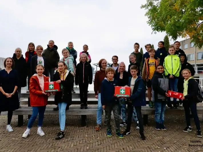 Jeugdraad deelt drie EHBO-koffers uit