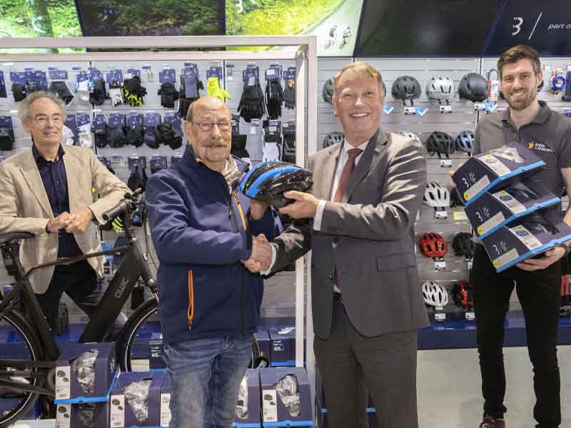 v.l.n.r. ambassadeur Artsen voor Veilig Fietsen Martin Smeekes, eerste koper fietshelmactie, gedeputeerde Jan de Reus, verkoper fietsenhandelaar.