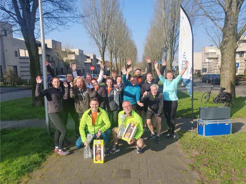 De groep opstarters juichend bij elkaar met een vlag van Zeewolde atletiek