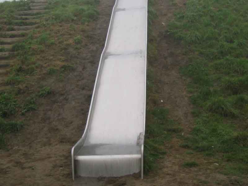 De oude glijbaan bij de atletiekbaan