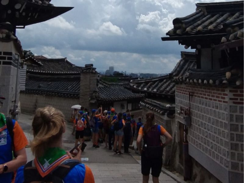 Een aardige troep scouts in een karakteristieke omgeving van seoul