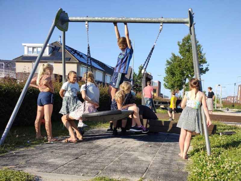 Kinderen bij de speeltuin die in Tollebeek is uitgevoerd