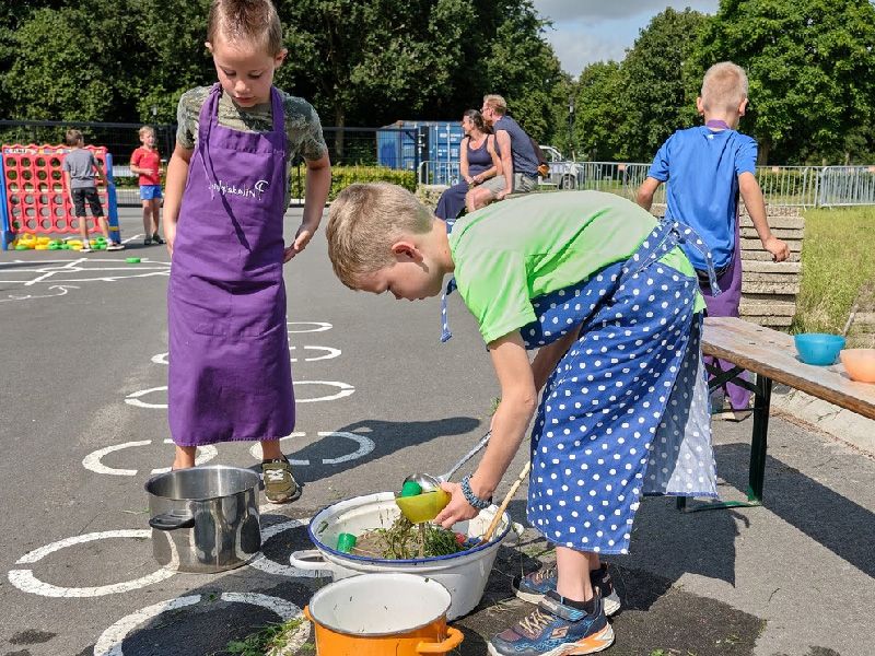 kinderen samen aan het spelen tijdens samenspeeldag in  Zeewolde