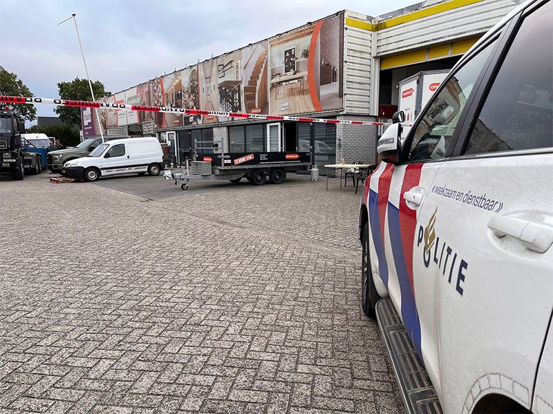 politie auto bij het pand wat gesloten is door de burgemeester van Zeewolde