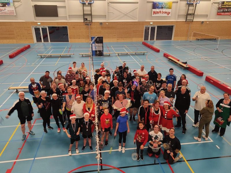 Kersttoernooi van badmintonners gemoedelijk en gezellig