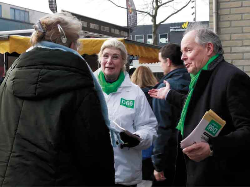 Yvonne de Boer met iemand anders van D66 in gesprek in Almere op de markt