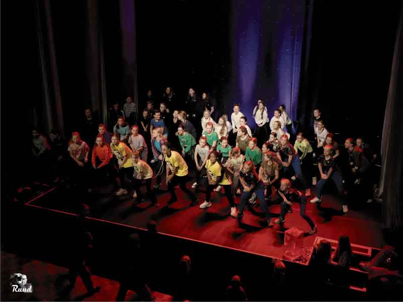 Alle dansers op het podium bij the lux