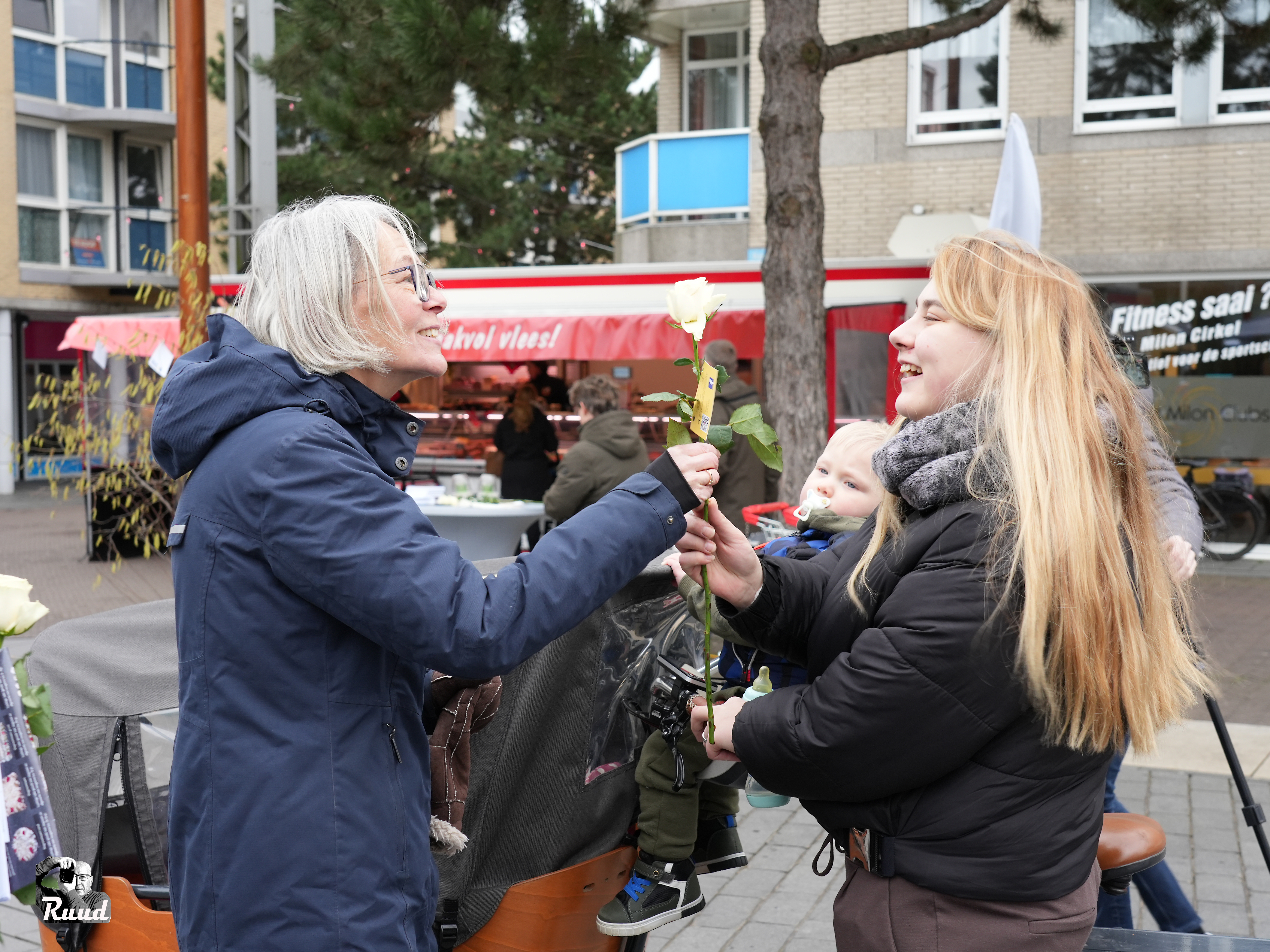 Marktbezoekers ontvangen roos van Toon Hermans Huis Zeewolde