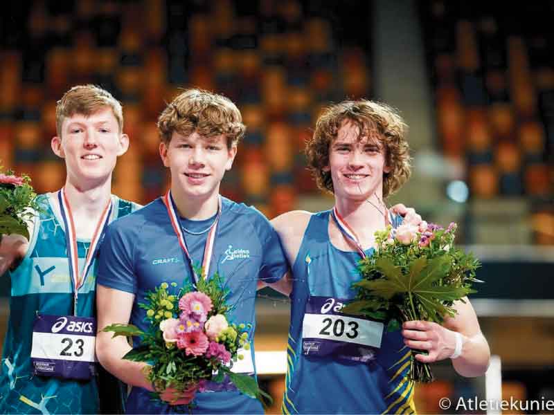Aaron Bos op het podium met de nummers 1 en 2 van NK Atletiek losse onderdelen