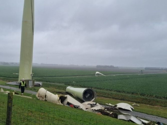 Deel windmolen afgebroken op Eemmeerdijk
