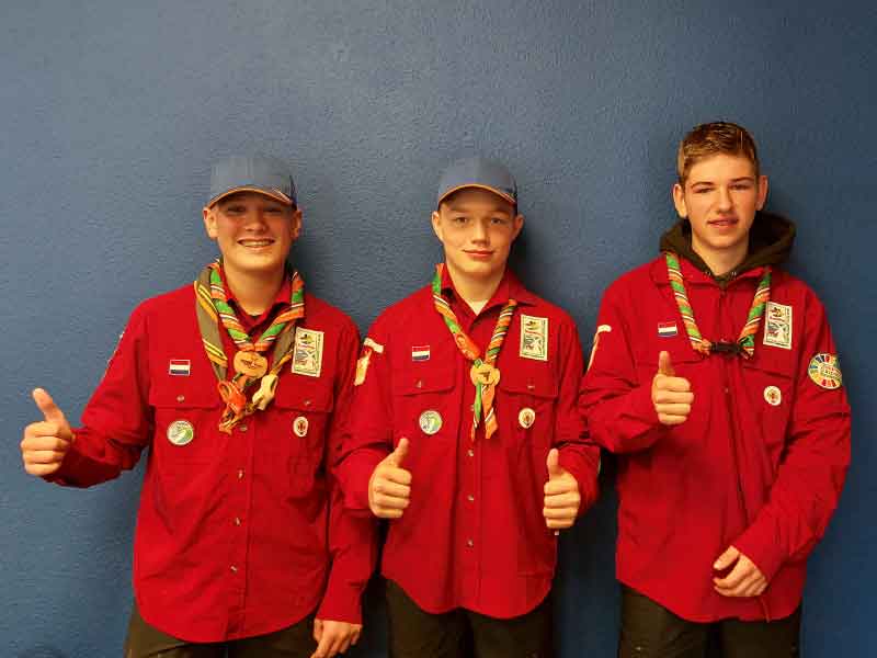 3 van de 7 scouts uit Zeewolde die naar Zuid Korea gaan in hun World Scout Jamboree tenue