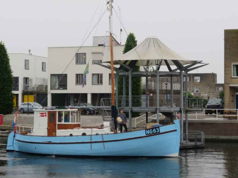 De boot NG63 uit Zeewolde voor de muziektent in de aanloophaven