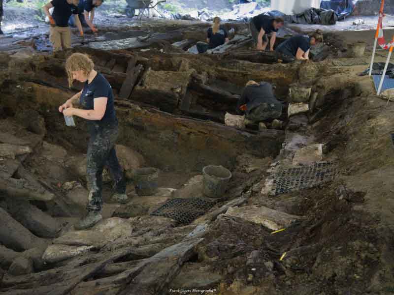 Studenten graven in Zeewolde een eeuwenoud waterschip op