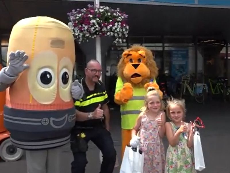 Hans Alarm met wijkagend Ruud, de Leeuw en 2 meisjes allen met duimen omhoog