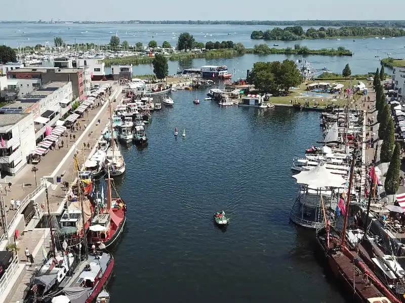 Spetterende vlootschouw tijdens opening Havendagen Zeewolde