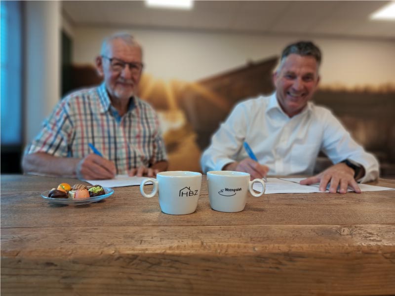 Jan Zwaan (l), voorzitter HBZ en Gerrit Bos, directeur-bestuurder Woonpalet ondertekenen de samenwerkingsovereenkomst