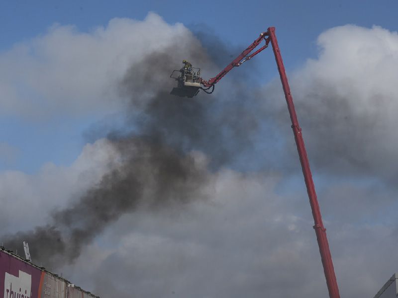hoogwerker van de brandweer bij een brand in bedrijfsverzamelgebouw aan het Grootzeil 