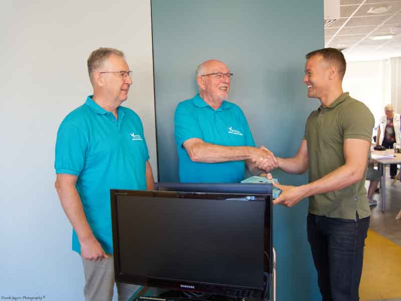 2 heren van Seniorweb en een meneer van AKZ met de PC's